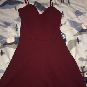 A short maroon dress😊